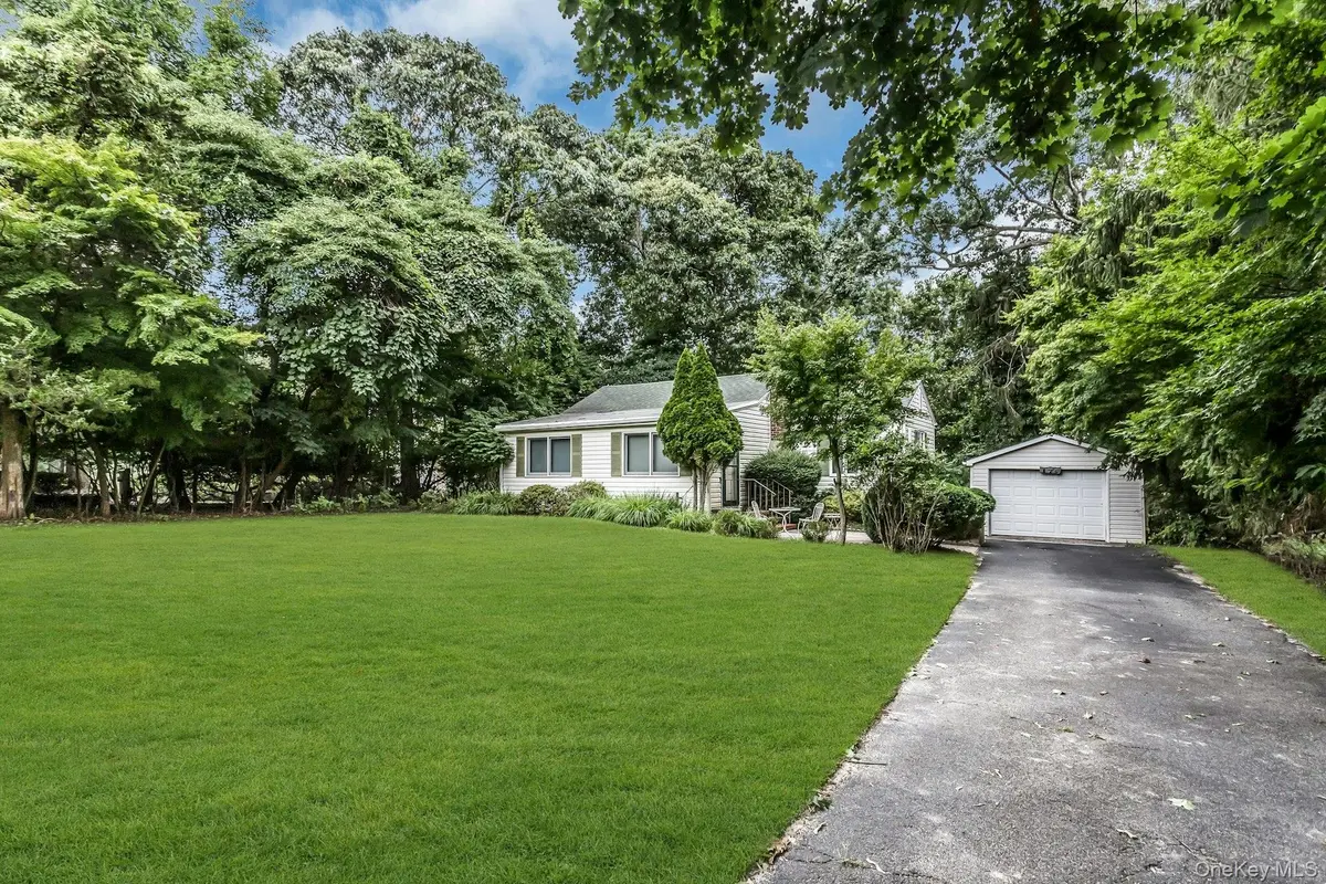 176 N Side RD, Wading River, NY 11792