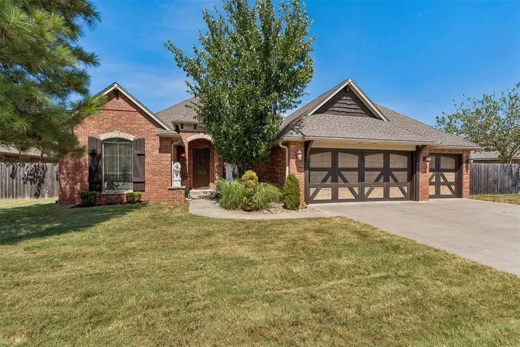 523 Woods WAY, Moore, OK 73160