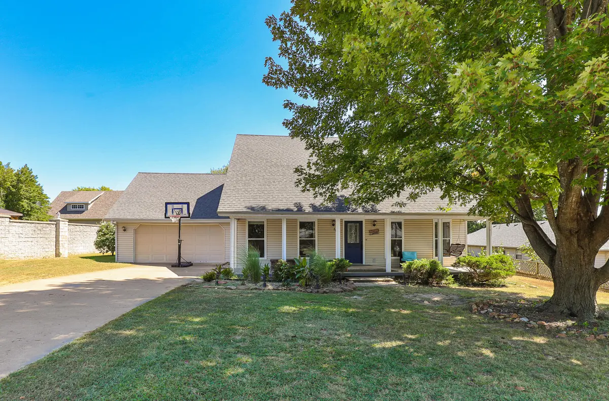 880 Redel PL, Bolivar, MO 65613
