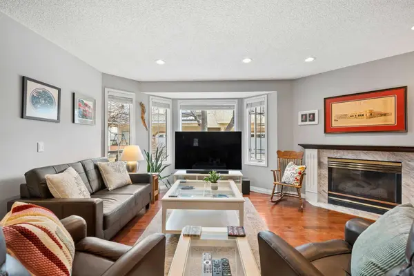 38 Richelieu CT SW, Calgary, AB T3E 7E9