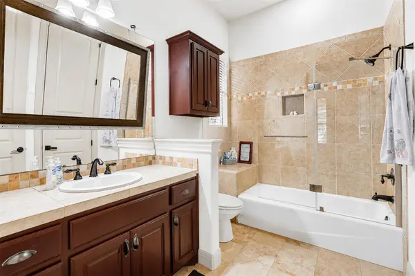 1 Treehaven LN, The Hills, TX 78738