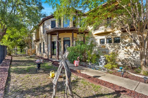 1 Treehaven LN, The Hills, TX 78738