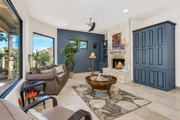1 Treehaven LN, The Hills, TX 78738