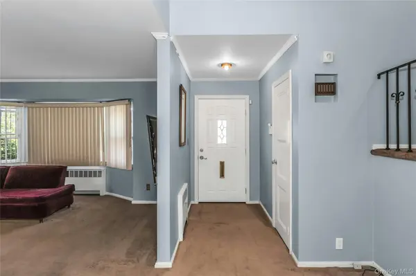 1812 Collins ST, Seaford, NY 11783