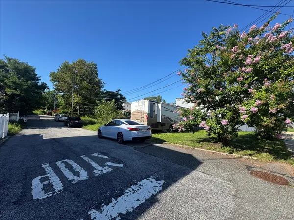8 Iroquois ST, Staten Island, NY 10305