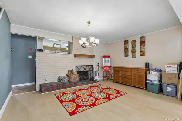 170 Tardy LN, Wantagh, NY 11793