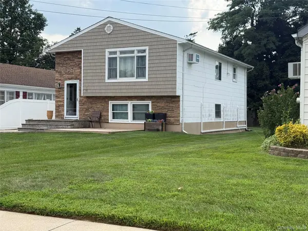 30 Stone BLVD, Massapequa, NY 11758