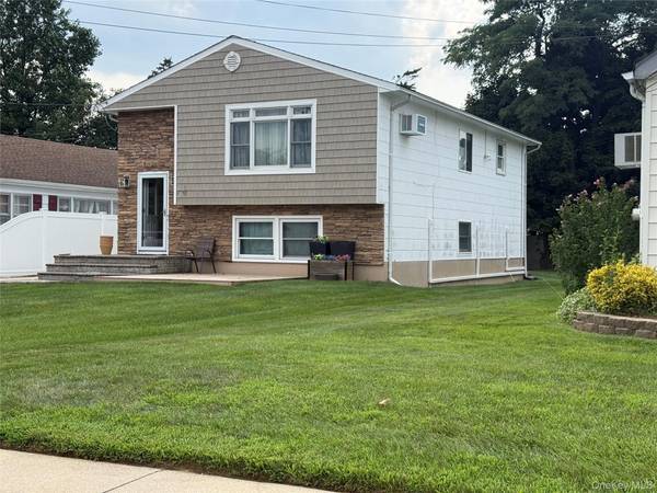 30 Stone BLVD, Massapequa, NY 11758