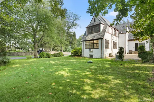 2 Byworth RD, New Rochelle, NY 10804