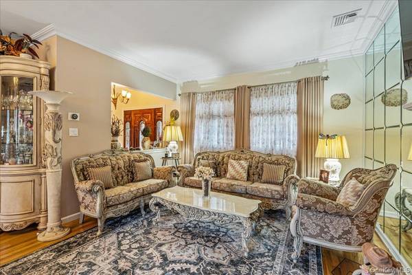 264-47 Grand Central Pkwy, Flushing, NY 11362
