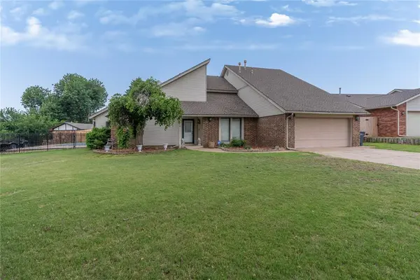 6209 Inland RD, Warr Acres, OK 73132