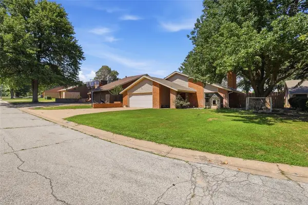 2713 Haystack LN, Enid, OK 73703