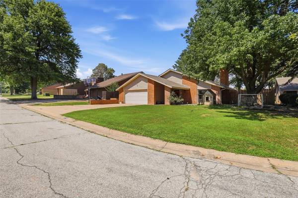 2713 Haystack LN, Enid, OK 73703