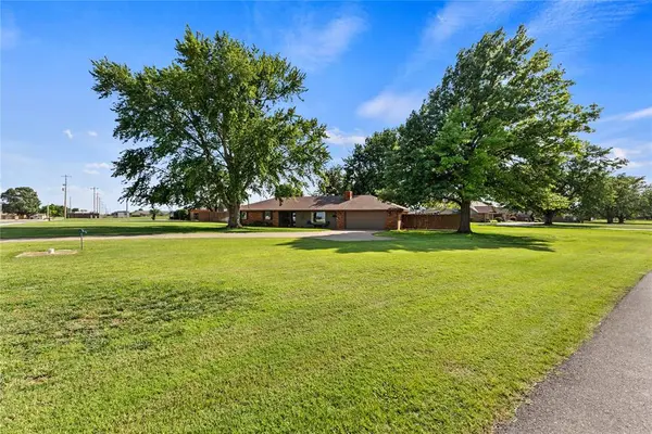 2121 Lyle RD, Weatherford, OK 73096
