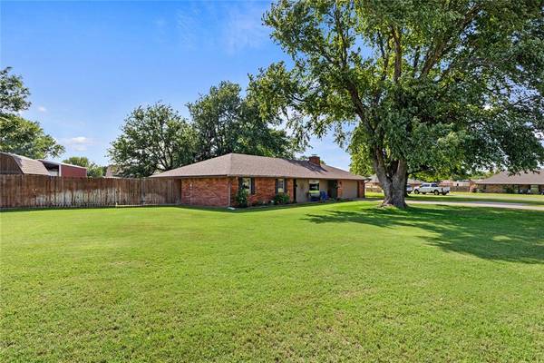 2121 Lyle RD, Weatherford, OK 73096
