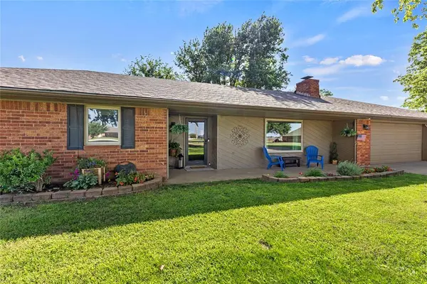 2121 Lyle RD, Weatherford, OK 73096