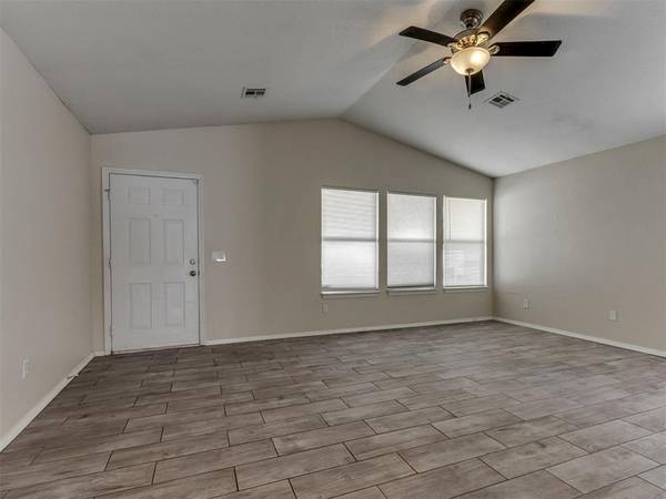 920 Periwinkle DR, Yukon, OK 73099