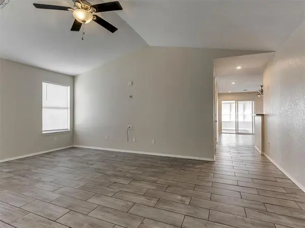 920 Periwinkle DR, Yukon, OK 73099