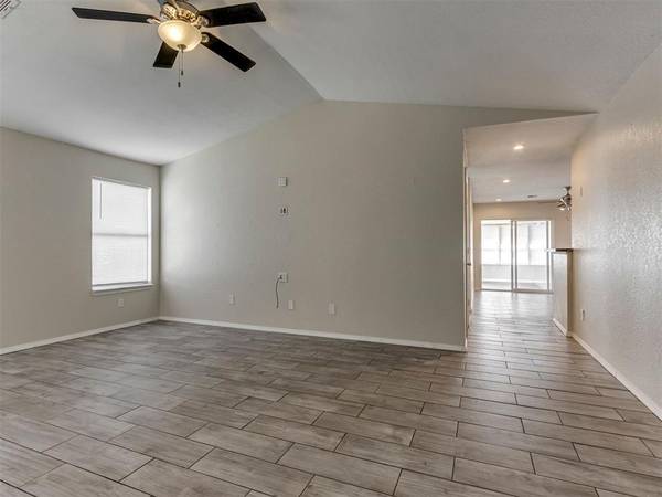 920 Periwinkle DR, Yukon, OK 73099