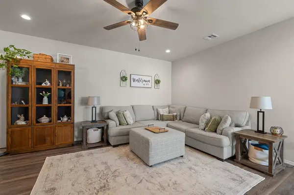 1316 Dustin DR, Edmond, OK 73003