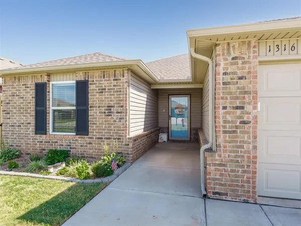 1316 Dustin DR, Edmond, OK 73003