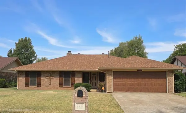 2517 W Olympic DR, Yukon, OK 73099