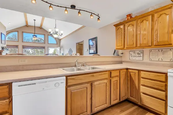 285 Uniqueville Lane, Lampe, MO 65681