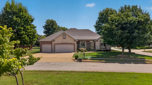 1352 N Lennox CT, Springfield, MO 65802
