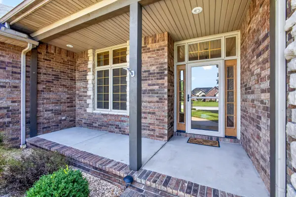 1352 N Lennox CT, Springfield, MO 65802