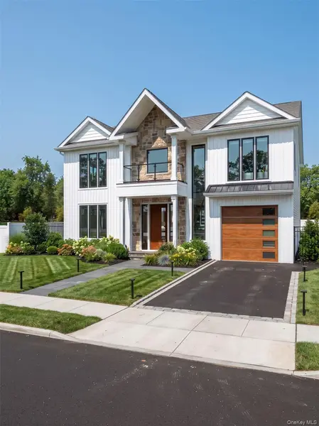 50 Cliff LN, Levittown, NY 11756