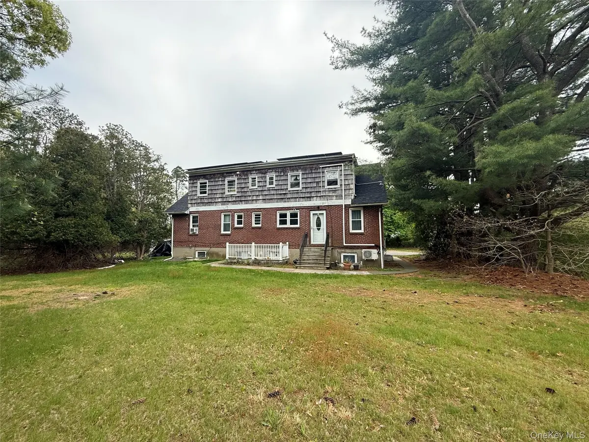 5 Wedgewood DR, Coram, NY 11727