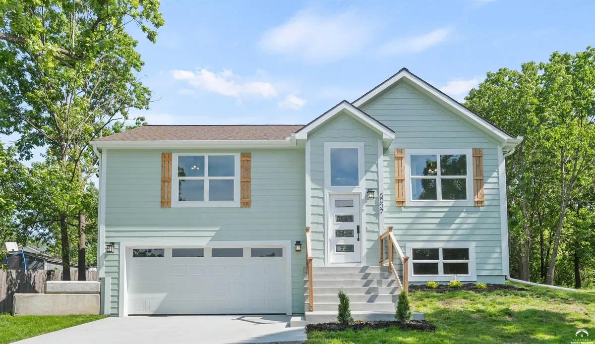 5037 Comanche LN, Mclouth, KS 66054
