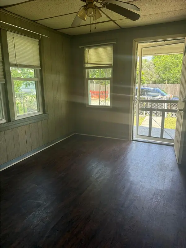 110 E Rio Grande ST, Taylor, TX 76574