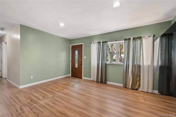 70 E Lakeland ST, Bay Shore, NY 11706