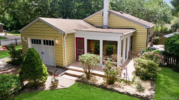 10 Graham RD, Hampton Bays, NY 11946