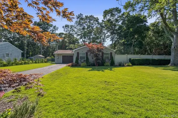 28 Yaphank AVE, Brookhaven, NY 11719