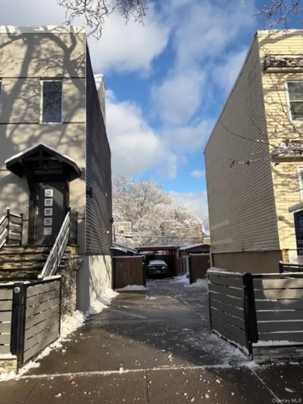 71-61 70th St, Glendale, NY 11385