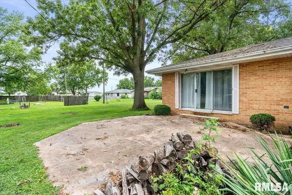 209 SUNSET DR, Virden, IL 62690