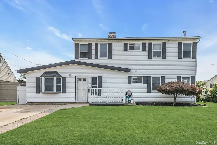 17 Chickadee LN, Levittown, NY 11756