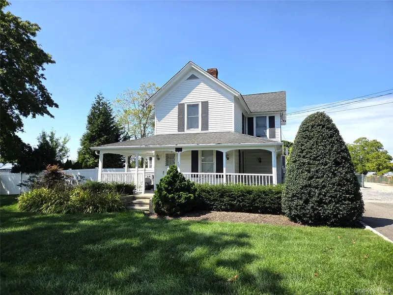 305 Edwards AVE, Calverton, NY 11933