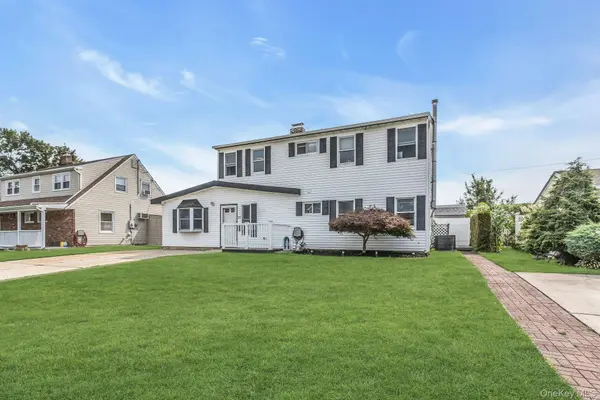 17 Chickadee LN, Levittown, NY 11756