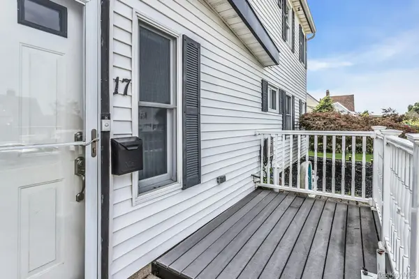 17 Chickadee LN, Levittown, NY 11756