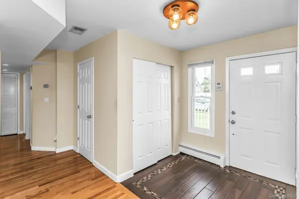 17 Chickadee LN, Levittown, NY 11756