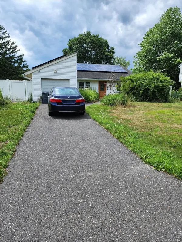 26 Narragansett AVE, Medford, NY 11763