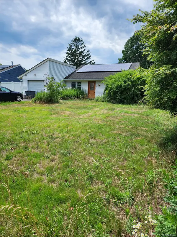 26 Narragansett AVE, Medford, NY 11763