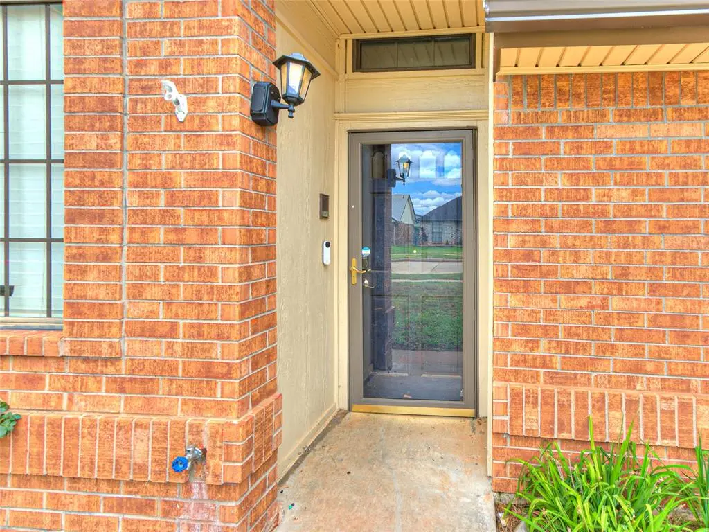 912 N Avery DR, Moore, OK 73160