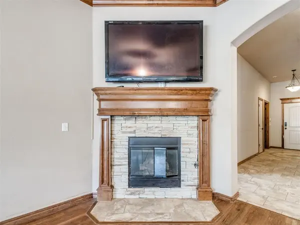 641 SW 28th ST, Moore, OK 73160