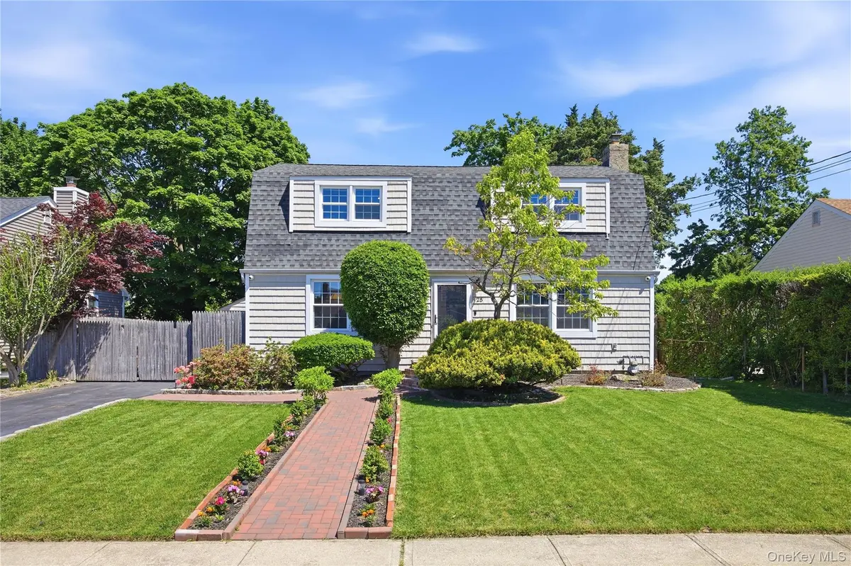 25 Parkdale DR, North Babylon, NY 11703