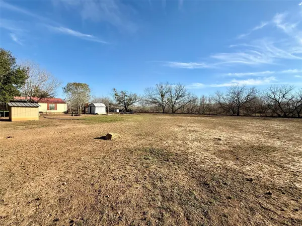 685 Fox LN, Lockhart, TX 78644
