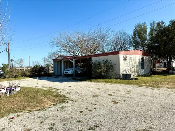 685 Fox LN, Lockhart, TX 78644